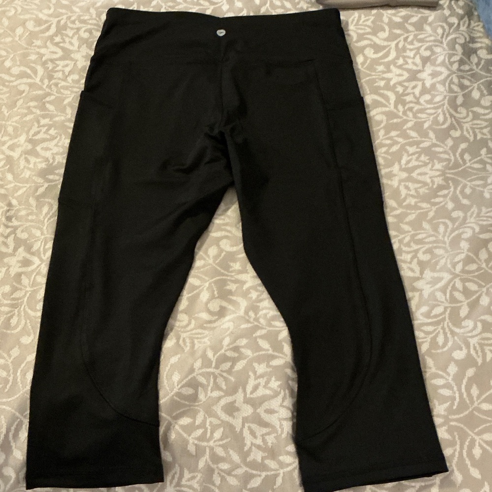 Avia Black Activewear Capris. M
